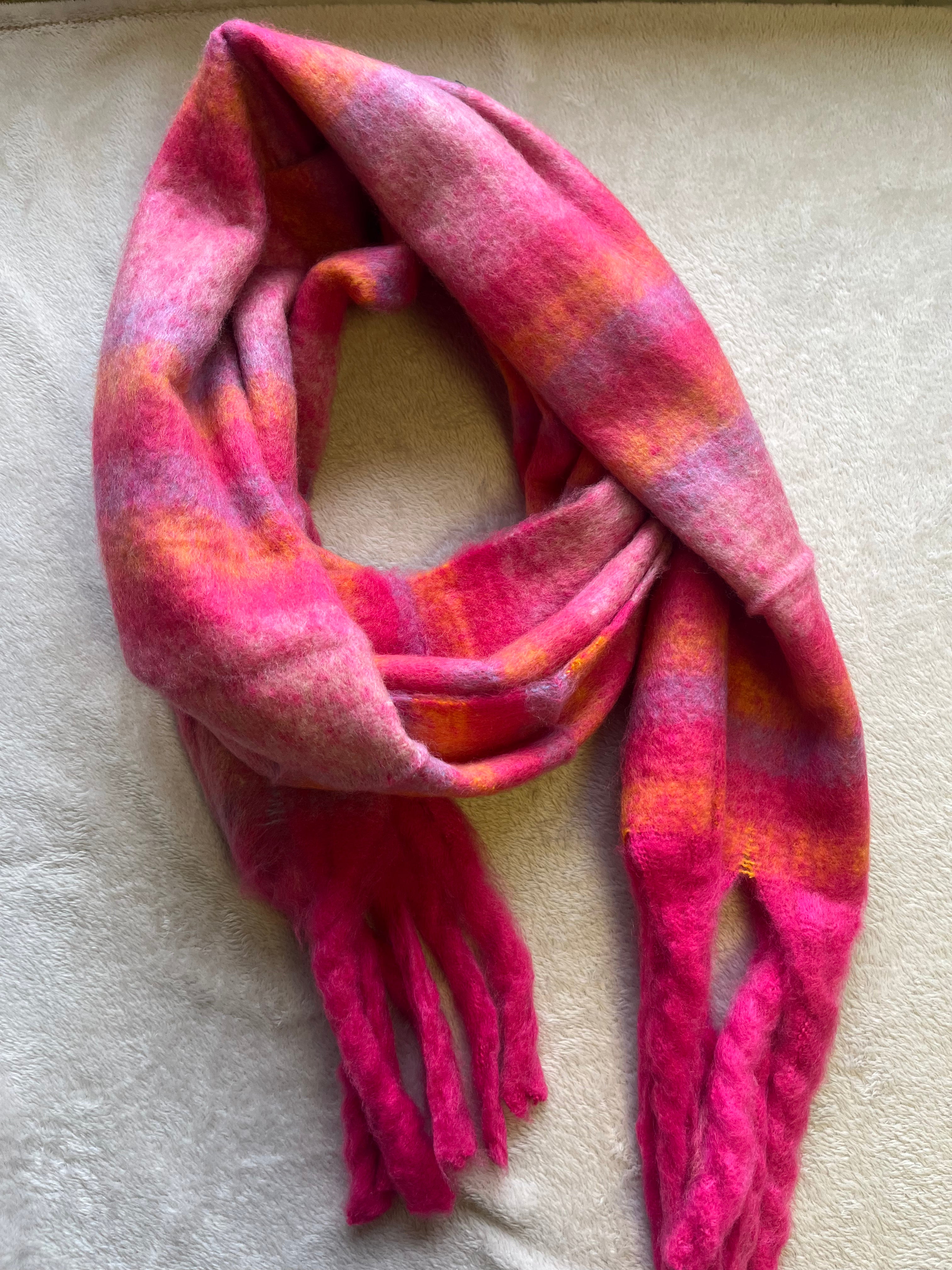 Winter Warmer Tassel Scarf > Hot Pink