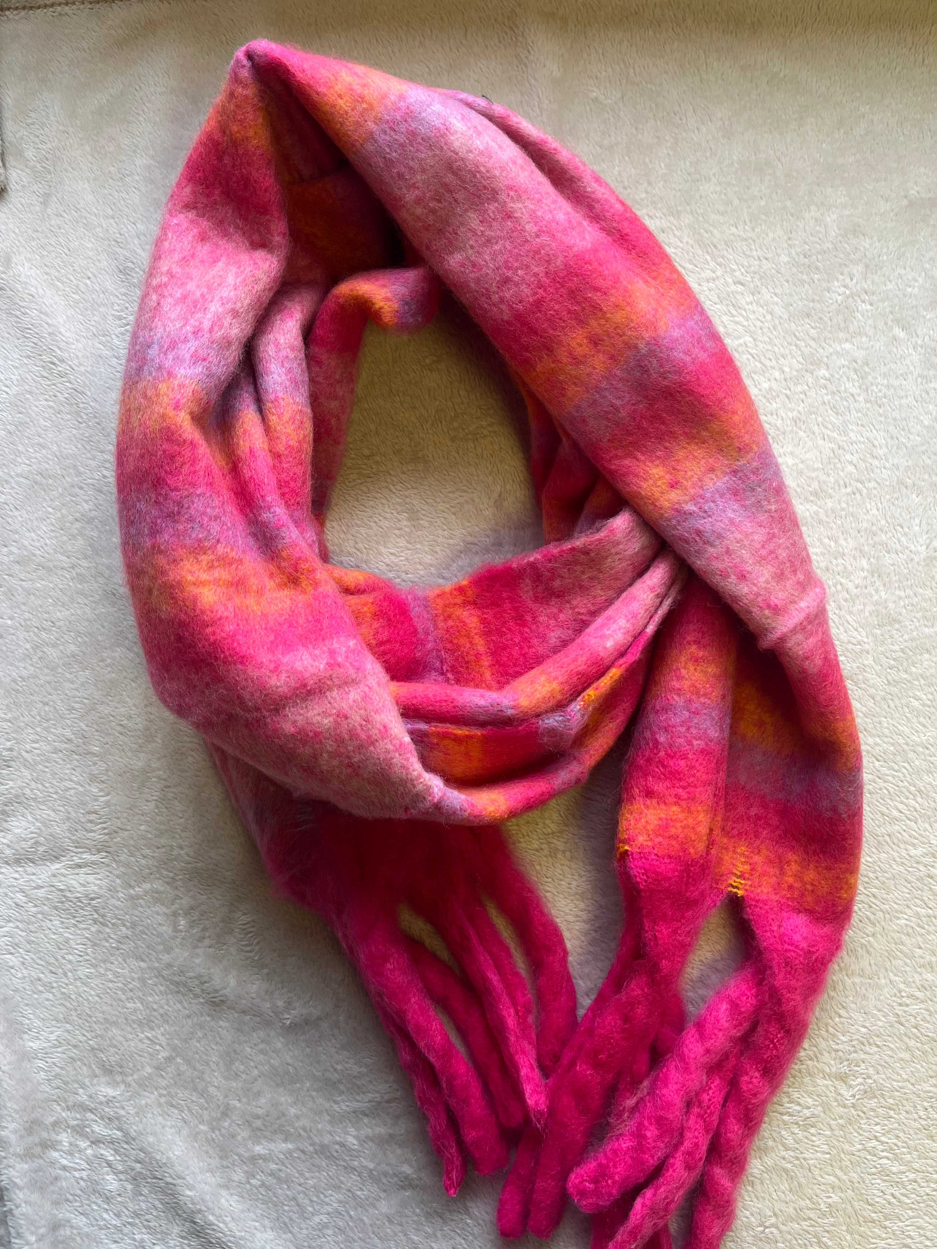 Winter Warmer Tassel Scarf > Hot Pink