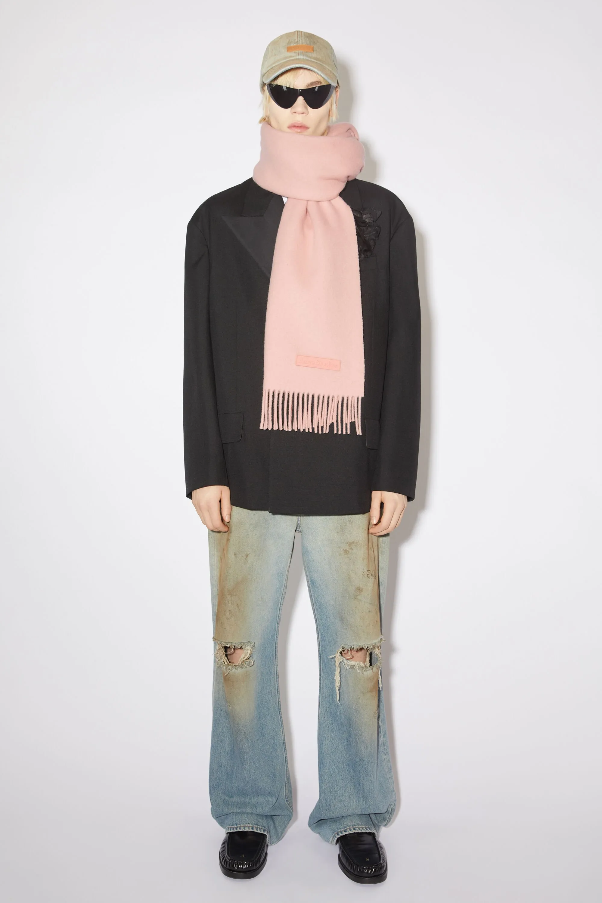 Wool scarf pink label